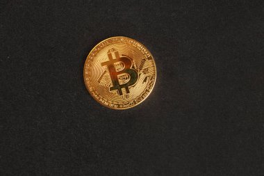 Siyah arkaplanda parlayan bitcoin