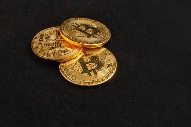 Siyah arkaplanda parlayan bitcoin
