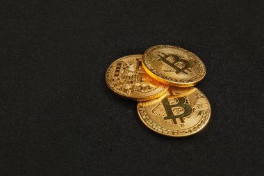 Siyah arkaplanda parlayan bitcoin