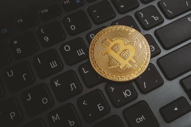 Siyah dizüstü bilgisayarda bitcoin
