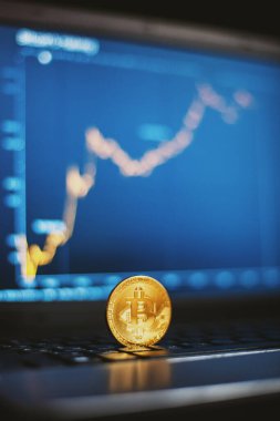 Bilgisayar klavyesi ve büyüme grafiği üzerindeki bitcoin