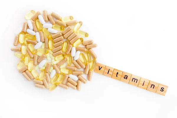 Vitamine Iscrizione Cubi Legno Uno Sfondo Bianco Diverse Pillole — Foto Stock