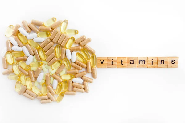 Vitamine Iscrizione Cubi Legno Uno Sfondo Bianco Diverse Pillole — Foto Stock