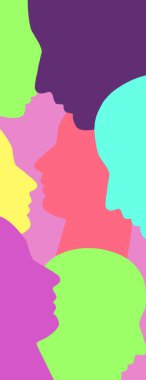 Kalabalık bir grubun çok renkli kafalarının siluetleri.