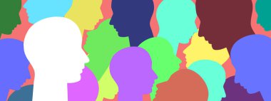 Kalabalık bir grubun çok renkli kafalarının siluetleri.