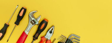 İzole edilmiş sarı arkaplan panoramasında araçlar