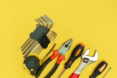 izole edilmiş sarı arkaplan üzerindeki araçlar