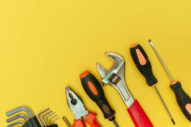 izole edilmiş sarı arkaplan üzerindeki araçlar