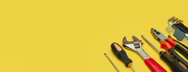 İzole edilmiş sarı arkaplan panoramasında araçlar