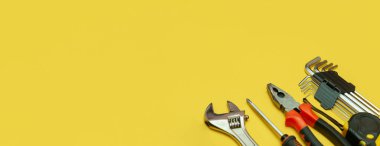 İzole edilmiş sarı arkaplan panoramasında araçlar