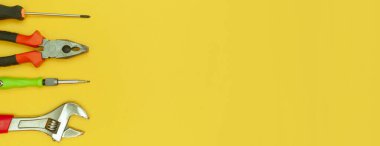 İzole edilmiş sarı arkaplan panoramasında araçlar