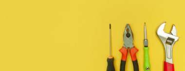 İzole edilmiş sarı arkaplan panoramasında araçlar