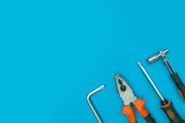 izole edilmiş mavi arkaplan üzerindeki araçlar