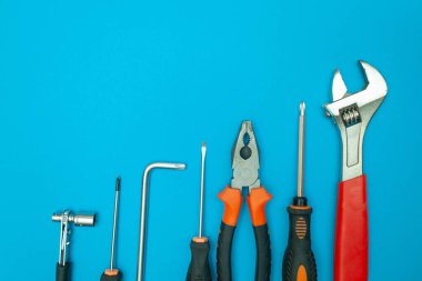 izole edilmiş mavi arkaplan üzerindeki araçlar