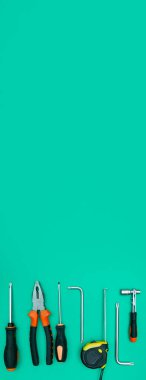 İzole edilmiş yeşil arkaplan panoramasında araçlar