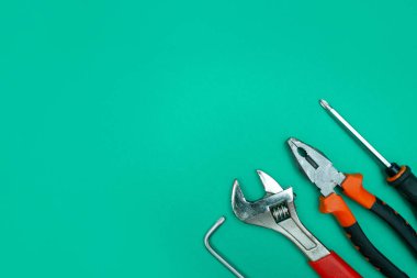 izole edilmiş yeşil arkaplan üzerindeki araçlar