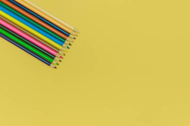 Sarı arkaplanda renkli kalemler