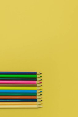 Sarı arkaplanda renkli kalemler