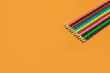 Sarı arkaplanda renkli kalemler