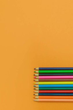 Sarı arkaplanda renkli kalemler