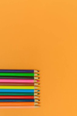 Sarı arkaplanda renkli kalemler