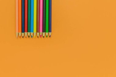 Sarı arkaplanda renkli kalemler