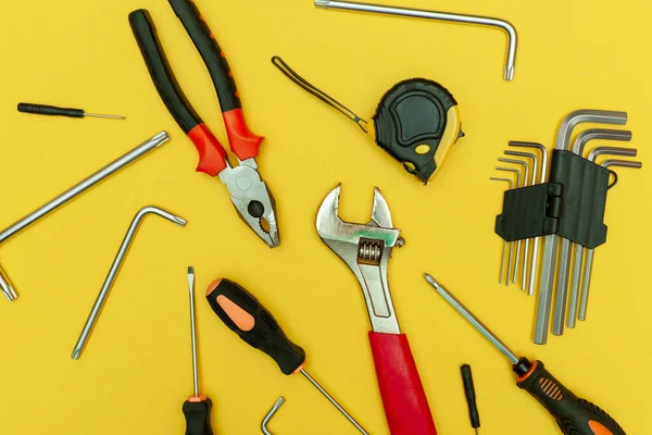 Werkzeuge Auf Isoliertem Gelben Hintergrund — Stockfoto