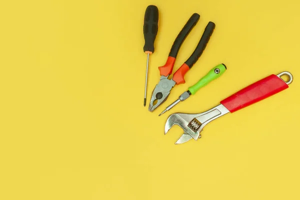 Herramientas Sobre Fondo Amarillo Aislado — Foto de Stock