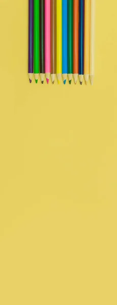 Кольорові Олівці Жовтому Панорамному Фоні — стокове фото