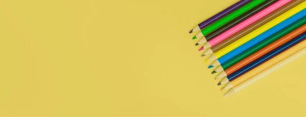 Lápis Coloridos Fundo Panorâmico Amarelo — Fotografia de Stock