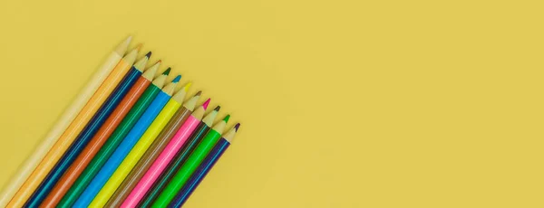 Lápices Colores Sobre Fondo Panorámico Amarillo —  Fotos de Stock