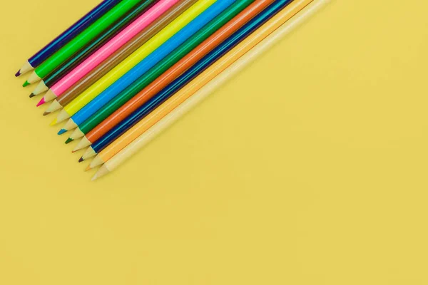 Lápis Coloridos Fundo Amarelo — Fotografia de Stock
