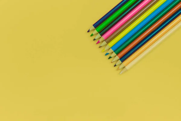 Lápices Colores Sobre Fondo Amarillo — Foto de Stock