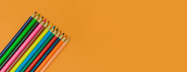 Kolorowe Ołówki Żółtym Tle Panoramy — Zdjęcie stockowe