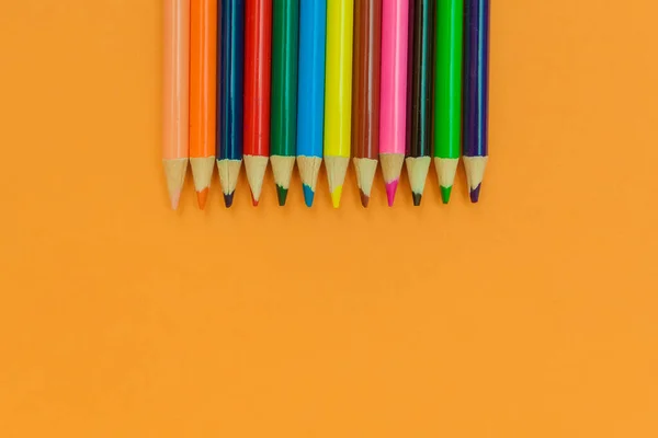 Kolorowe Ołówki Żółtym Tle — Zdjęcie stockowe