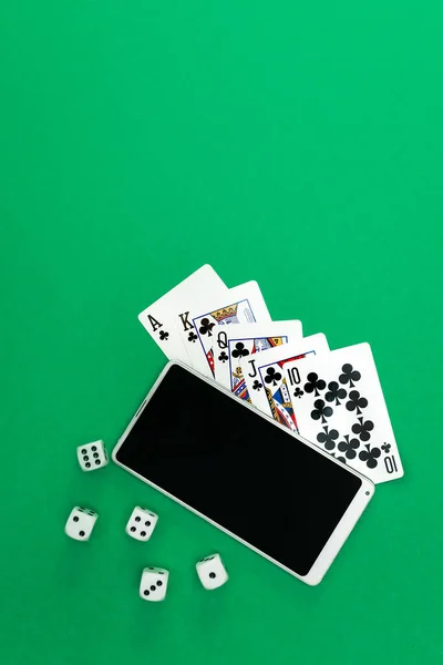 Yeşil Mavi Kumaş Üzerinde Poker Zarları Telefon Oyunu — Stok fotoğraf