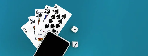 Jouer Aux Cartes Dés Poker Téléphone Sur Panorama Tissu Bleu — Photo