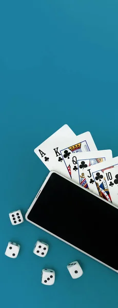 Yeşil Mavi Kumaş Panoramada Poker Zarları Telefon Oyunu — Stok fotoğraf