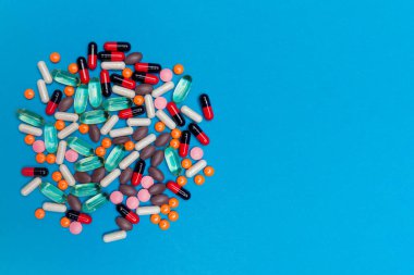 mavi arkaplanda çok renkli hap dokusu