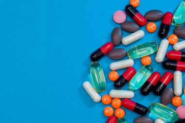 mavi arkaplanda çok renkli hap dokusu