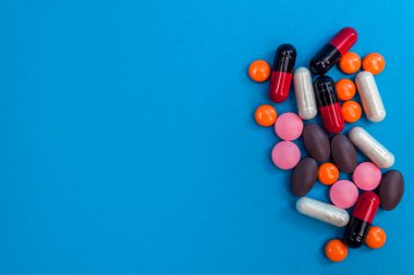 mavi arkaplanda çok renkli hap dokusu