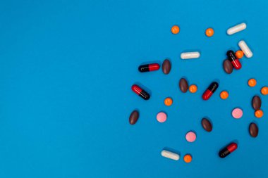 mavi arkaplanda çok renkli hap dokusu