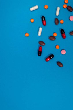 mavi arkaplanda çok renkli hap dokusu