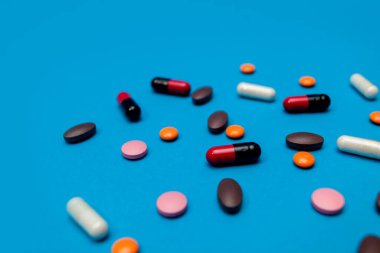 mavi arkaplanda çok renkli hap dokusu