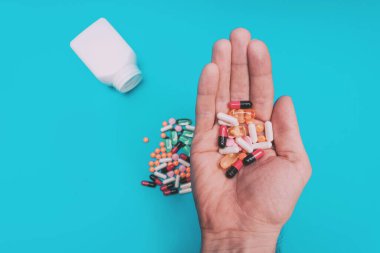 Mavi arka planda çok renkli haplar var.