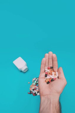 Mavi arka planda çok renkli haplar var.