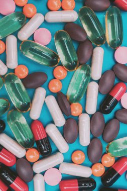 mavi arkaplanda çok renkli hap dokusu