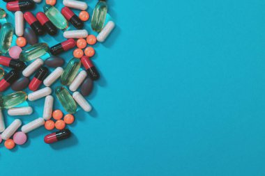 mavi arkaplanda çok renkli hap dokusu