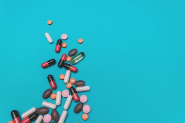 mavi arkaplanda çok renkli hap dokusu