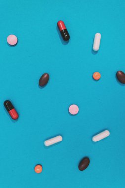 mavi arkaplanda çok renkli hap dokusu